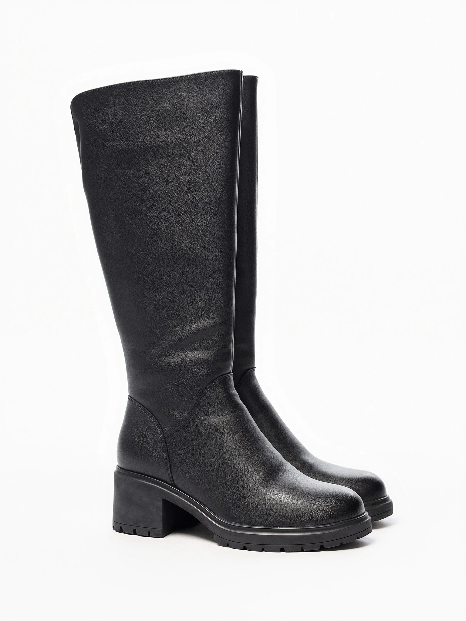 Сапоги черного цвета из натуральной кожи на высоком каблуке